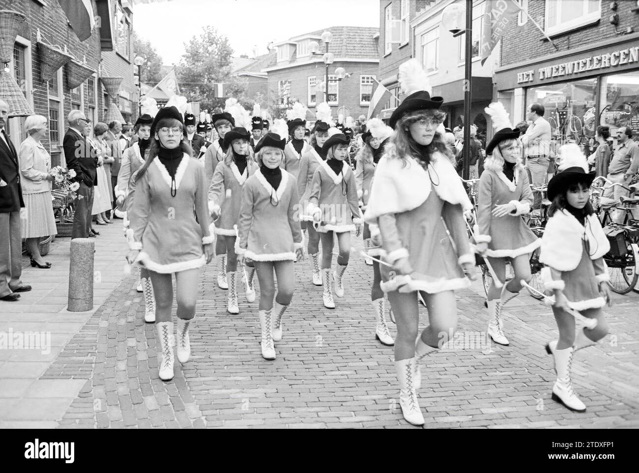 Ouverture de promenade lisse avec, entre autres, le groupe de musique Canite tuba. Ouverture, ouvertures, mise en service, boutiques et kiosques., lisse, 04-09-1980, Whizgle nouvelles du passé, adaptées à l'avenir. Explorez les récits historiques, l'image de l'agence néerlandaise avec une perspective moderne, comblant le fossé entre les événements d'hier et les perspectives de demain. Un voyage intemporel façonnant les histoires qui façonnent notre avenir. Banque D'Images
