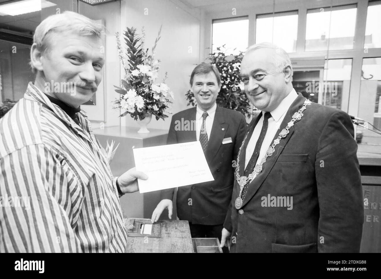 Présentation du chèque de 2 500 florins de la Banque NMB à Stichting Het Dak à Nieuw-Vennep, 12-01-1988, Whizgle News from the Past, taillé pour l'avenir. Explorez les récits historiques, l'image de l'agence néerlandaise avec une perspective moderne, comblant le fossé entre les événements d'hier et les perspectives de demain. Un voyage intemporel façonnant les histoires qui façonnent notre avenir. Banque D'Images