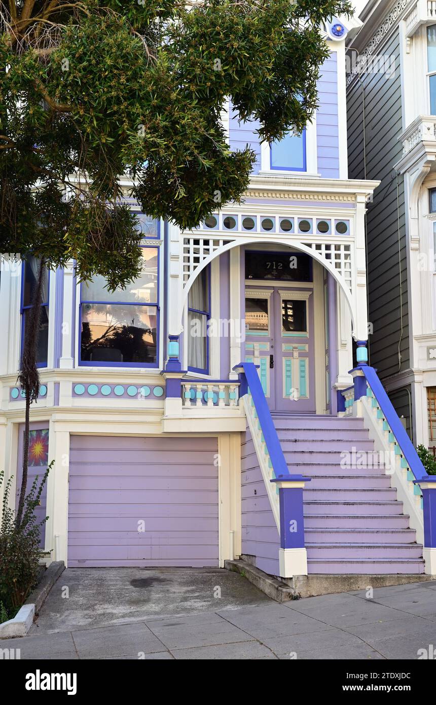 San Francisco, Californie, États-Unis. Une des nombreuses maisons qui sont représentatives de l'architecture du quartier Haight-Ashbury dans la ville. Banque D'Images