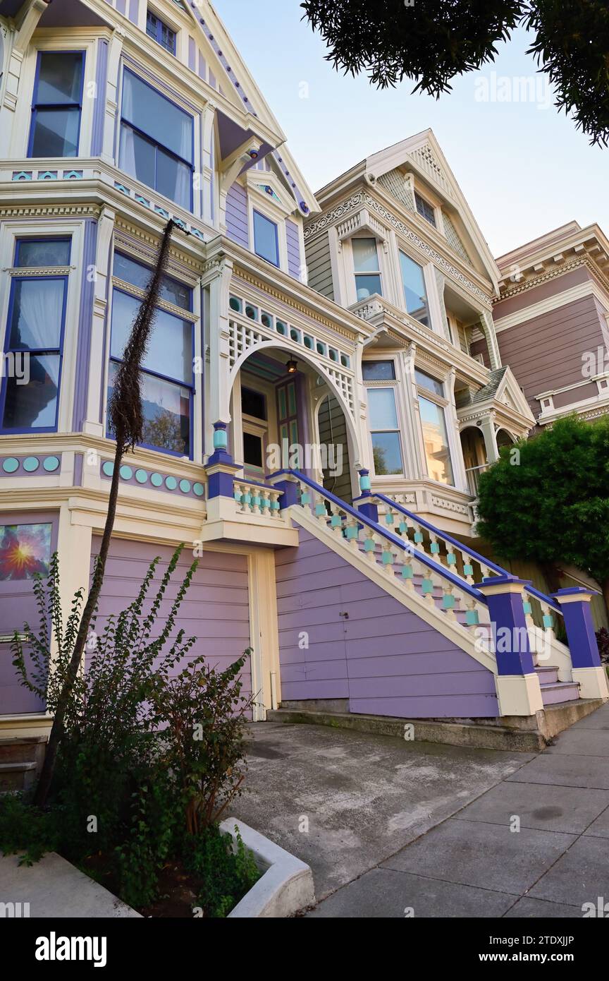 San Francisco, Californie, États-Unis. Quelques-unes des nombreuses maisons qui sont représentatives de l'architecture du quartier Haight-Ashbury dans la ville. Banque D'Images