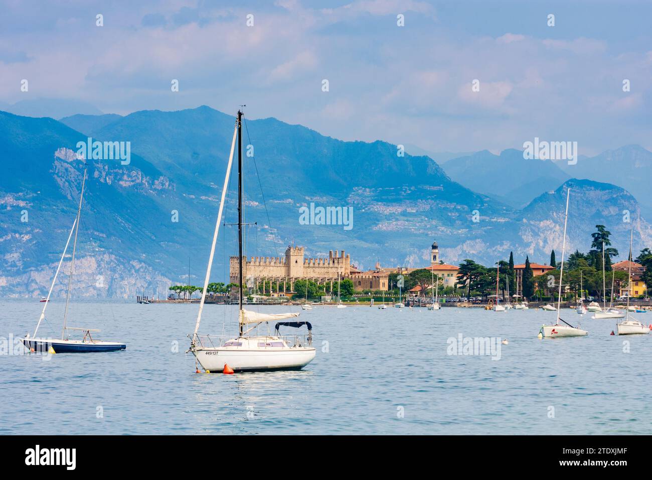 Torri del Benaco : Lago di Garda (Lac de Garde), port, bateaux, vue sur Castello Scaligero Château à Vérone, Vénétie, Italie Banque D'Images