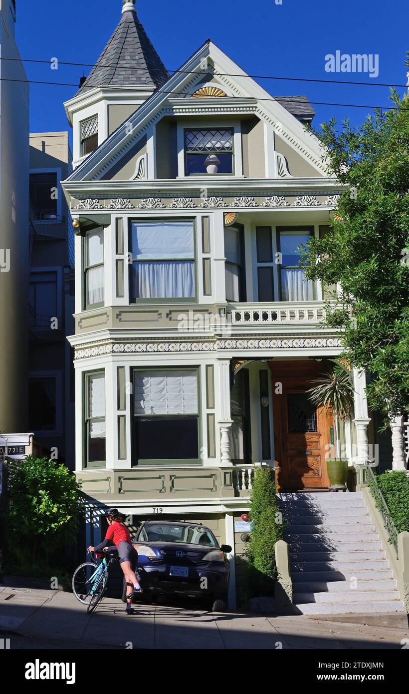 San Francisco, Californie, États-Unis. Une des nombreuses maisons qui sont représentatives de l'architecture du quartier Haight-Ashbury dans la ville. Banque D'Images