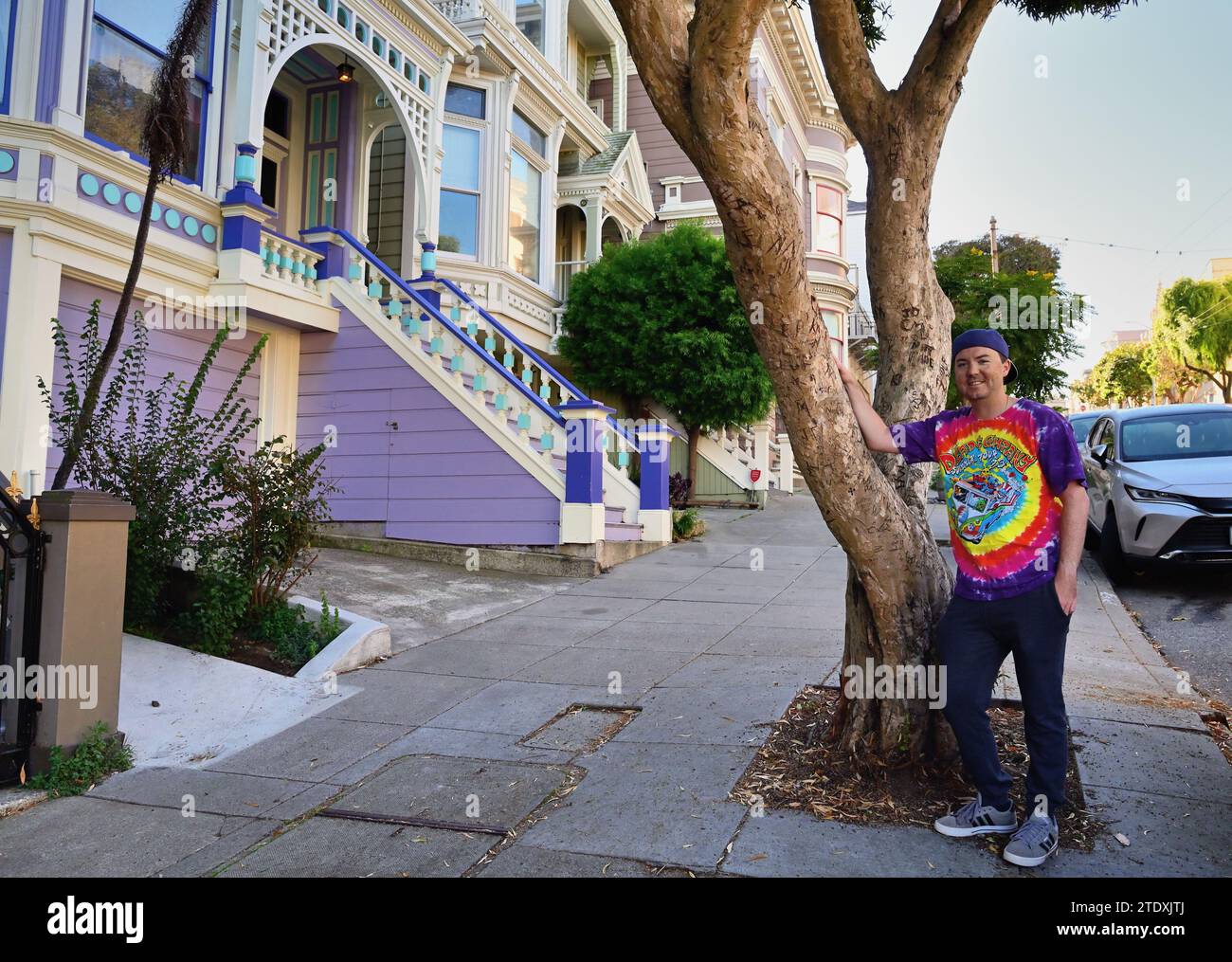 San Francisco, Californie, États-Unis. Homme, habillé de façon appropriée, visitant la «Grateful Dead House» au 710 Ashbury Street. Banque D'Images