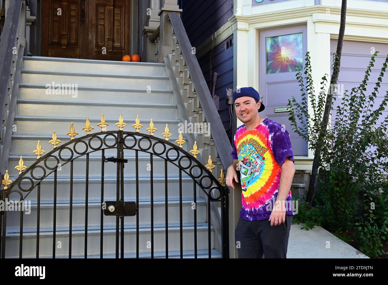 San Francisco, Californie, États-Unis. Homme, habillé de façon appropriée, visitant la «Grateful Dead House» au 710 Ashbury Street. Banque D'Images