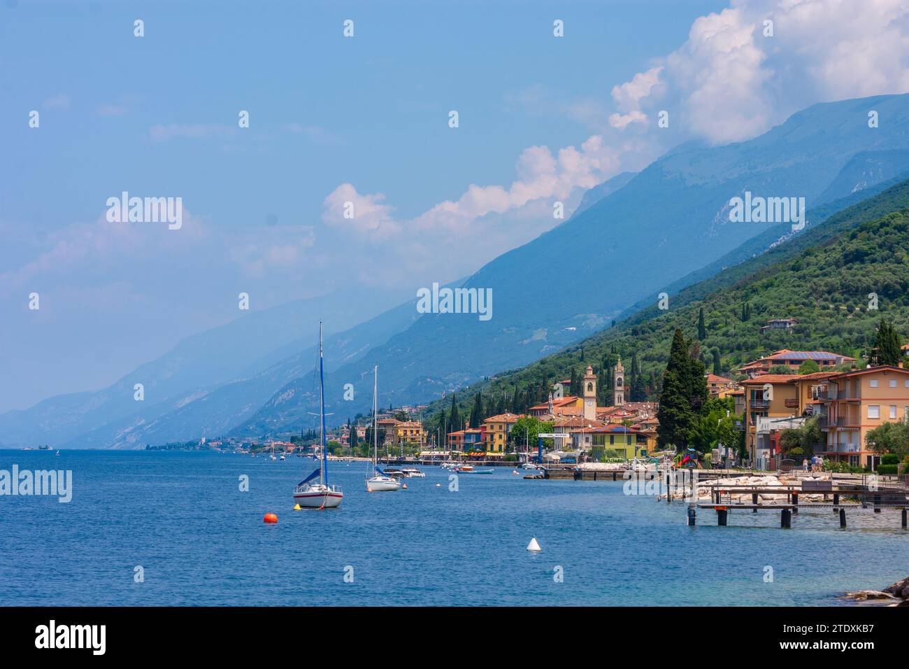 Brenzone sul Garda : Lago di Garda (Lac de Garde), hameau Castelletto, port, bateaux à Vérone, Vénétie, Italie Banque D'Images