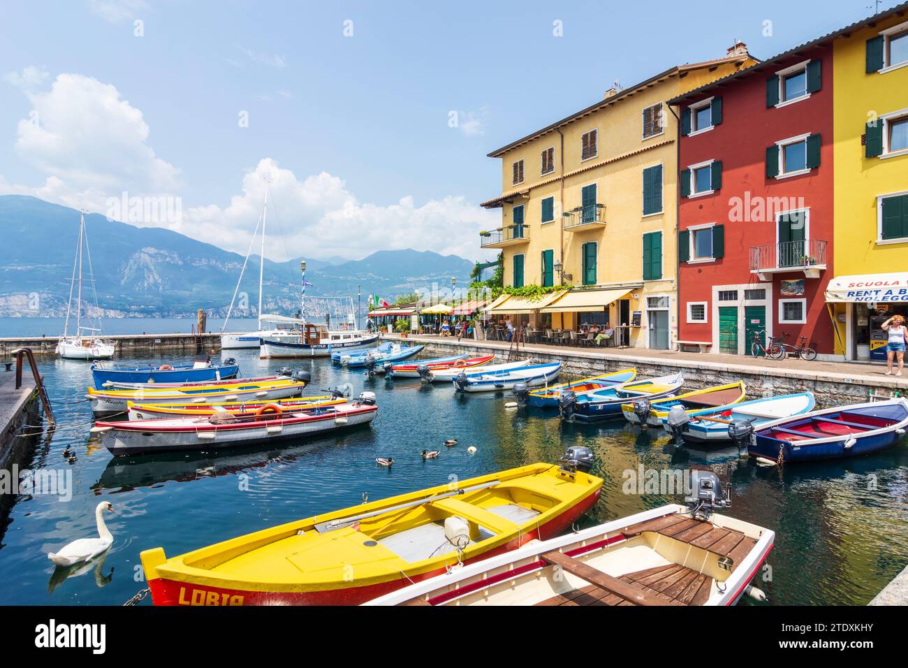 Brenzone sul Garda : Lago di Garda (Lac de Garde), hameau Castelletto, port, bateaux à Vérone, Vénétie, Italie Banque D'Images