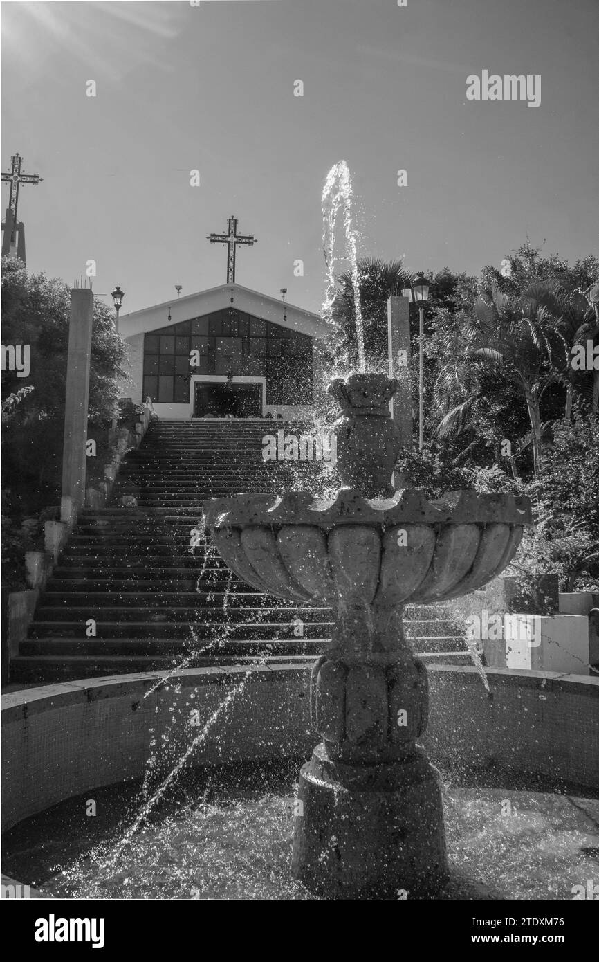 La tranquillité tropicale rencontre la spiritualité moderne : une église moderne pittoresque orne un petit village mexicain à Nayarit, entouré d'une végétation tropicale luxuriante Banque D'Images