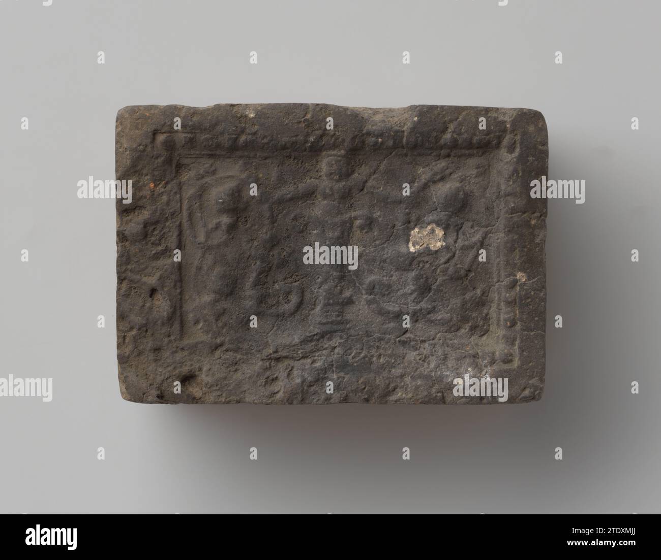 Highstone avec un HermkariaTide avec des feuilles de vignes, c. 1575 - c. 1600 Hemmkaratide avec une tourbe hermkario avec une feuille vank. Terre cuite du sud des pays-Bas Hemmkaratide avec une tourbe hermkario avec une feuille vank. Faïence du sud des pays-Bas Banque D'Images