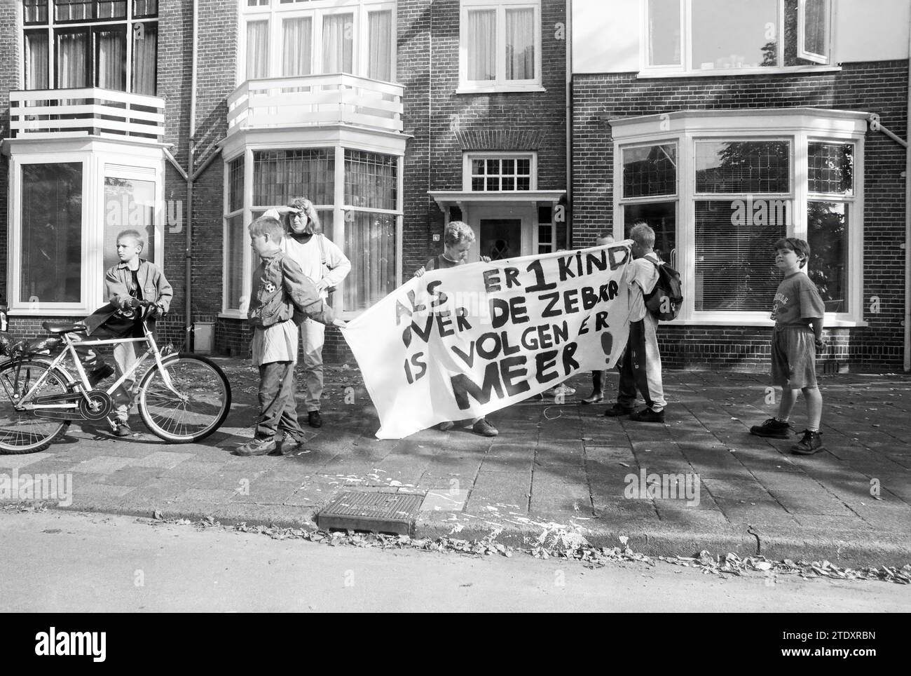 Petit groupe sur Verspronckweg avec la bannière "si 1 enfants traversent le zèbre, d'autres suivront", Haarlem, Verspronckweg, pays-Bas, 21-09-1994, Whizgle nouvelles du passé, adaptées à l'avenir. Explorez les récits historiques, l'image de l'agence néerlandaise avec une perspective moderne, comblant le fossé entre les événements d'hier et les perspectives de demain. Un voyage intemporel façonnant les histoires qui façonnent notre avenir. Banque D'Images