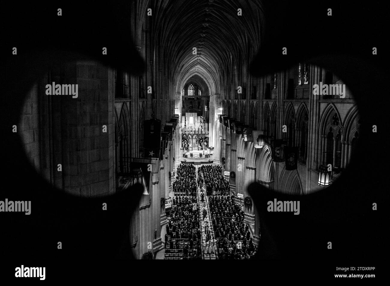 Washington, États-Unis d ' Amérique. 19 décembre 2023. Le cercueil de Sandra Day O'Connor, juge adjointe à la retraite de la Cour suprême, est escorté de la cathédrale nationale de Washington à Washington, DC, le mardi 19 décembre 2023. La juge O'Connor, originaire de l'Arizona, nommée par le président américain Ronald Reagan, est devenue la première femme à siéger à la plus haute cour du pays, siégeant de 1981 à 2006, et est décédée le 1 décembre 2023 à l'âge de 93 ans. Crédit : Rod Lamkey/CNP/Sipa USA crédit : SIPA USA/Alamy Live News Banque D'Images