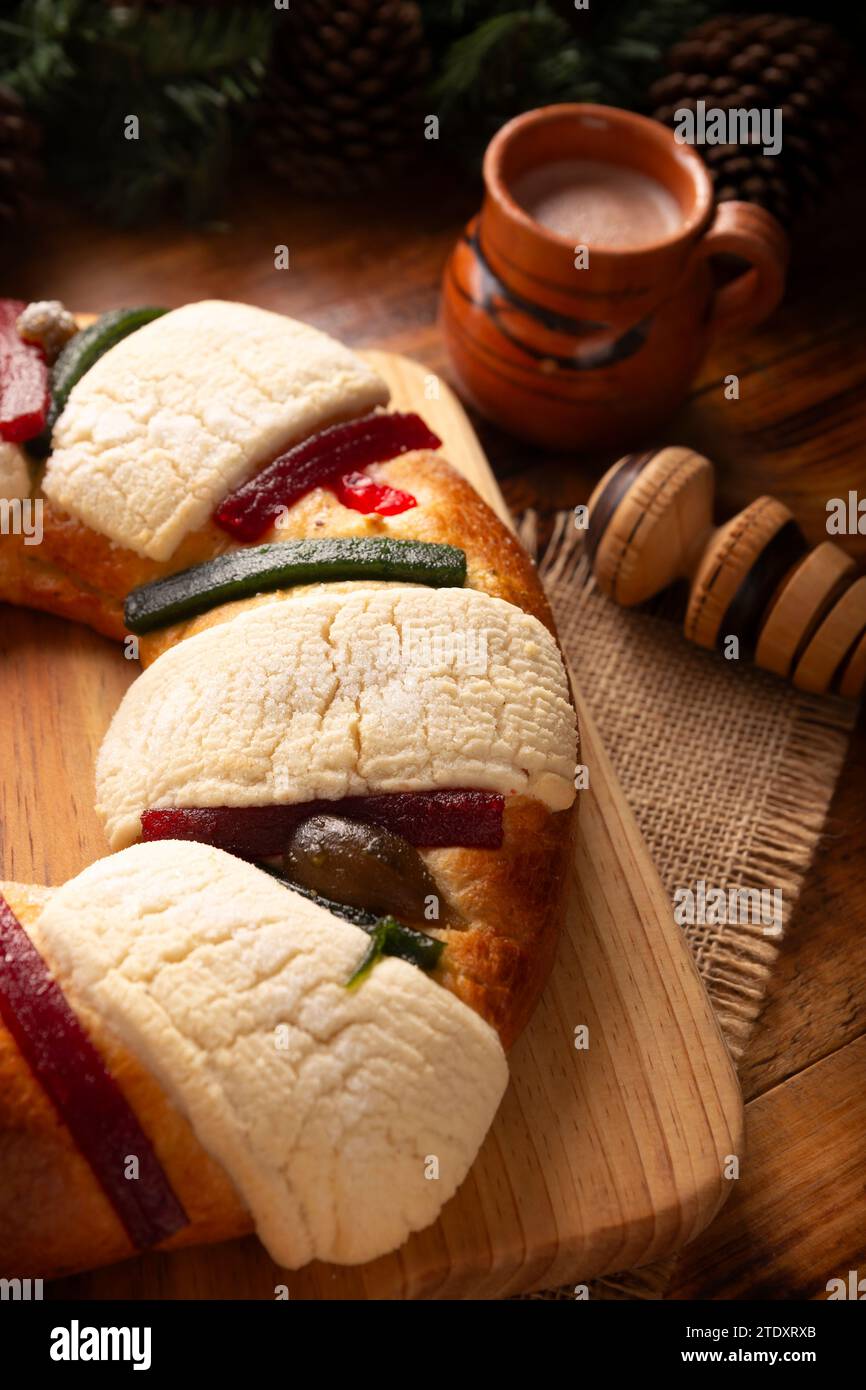 Three Kings Bread également appelé Rosca de Reyes, Roscon, Epiphany Cake, traditionnellement servi avec du chocolat chaud dans un jarrito en argile. Tradition mexicaine sur J Banque D'Images