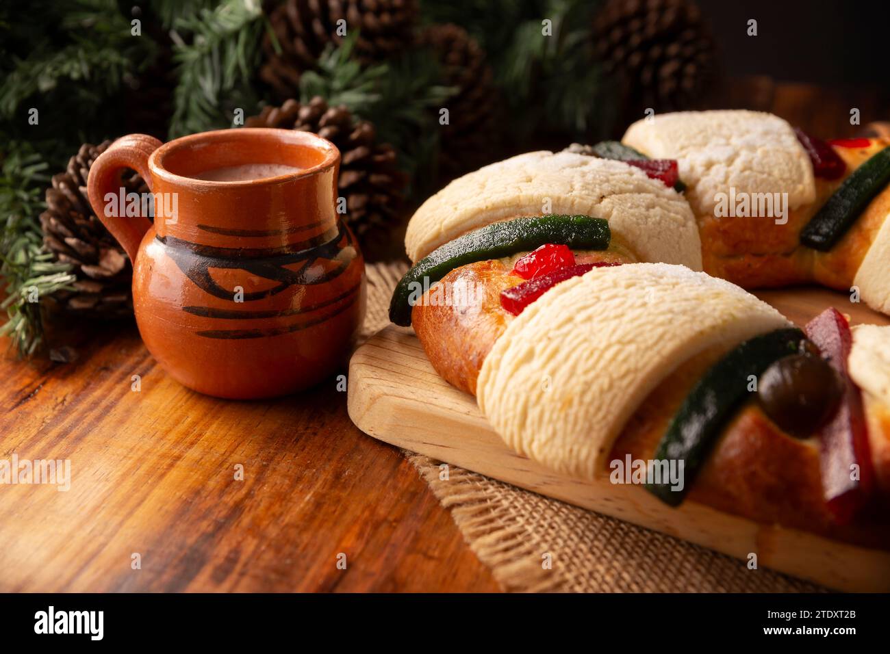 Three Kings Bread également appelé Rosca de Reyes, Roscon, Epiphany Cake, traditionnellement servi avec du chocolat chaud dans un jarrito en argile. Tradition mexicaine sur J Banque D'Images