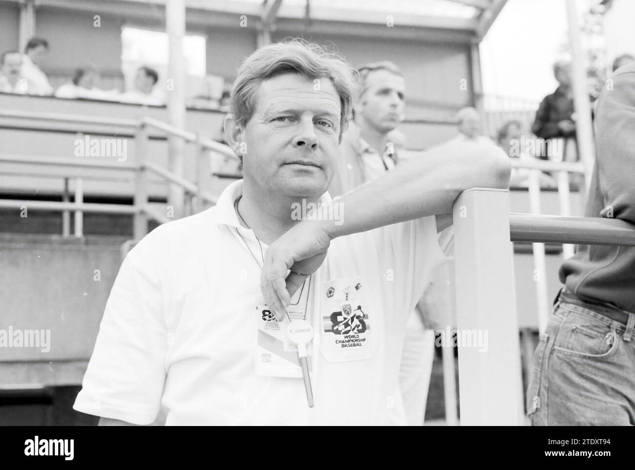 Freek van Muiswinkel, attaché de presse Haarlem, Championnats du monde de baseball 1986, 23-07-1986, Whizgle News from the Past, taillé pour l'avenir. Explorez les récits historiques, l'image de l'agence néerlandaise avec une perspective moderne, comblant le fossé entre les événements d'hier et les perspectives de demain. Un voyage intemporel façonnant les histoires qui façonnent notre avenir. Banque D'Images