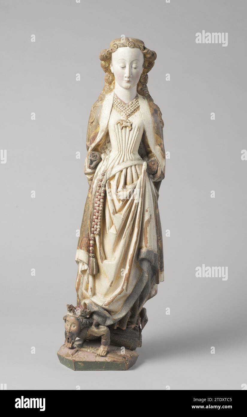 Sainte Barbara, Maître de Koudewater, c. 1470 Barbara est sur son attribut avec ses chaussures pointues, probablement son père, Dioscurus. Elle a dirigé le regard en diagonale vers le bas, garde le bras inférieur droit légèrement en haut et le bras gauche légèrement en bas. Sur les cheveux ondulés qui pendent le long des épaules, elle porte une bande de perles blessées avec quelques rosettes décorées. La robe, qui est nourrie de fourrure de devant, est incluse sous le bras gauche, de sorte qu'un deuxième tapis et sous le point de chaussure gauche devient visible. Autour de l'agent, une ceinture inclinée avec des pièces finales «en métal», à laquelle un cordon de prière se termine par un b. Banque D'Images