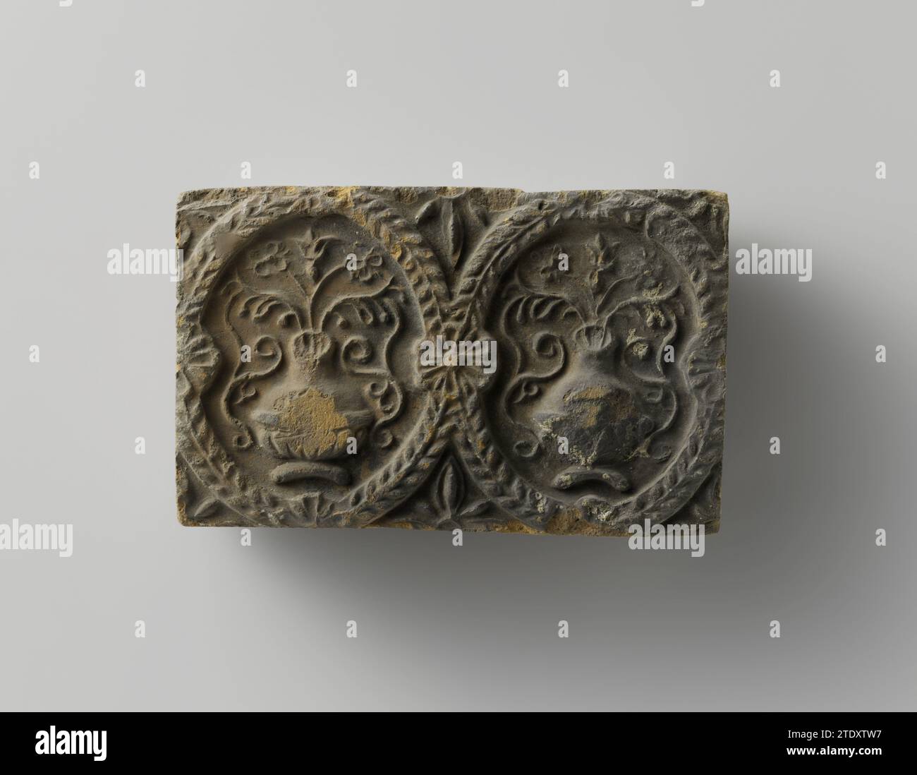 Pierre à entendre avec une représentation de deux vases à fleurs, anonyme, c. 1600 - c. 1625 Pierre à entendre avec une représentation de deux vases à fleurs, placée dans deux couronnes de Laurier ovales qui sont reliées par une rosette. Faïence du sud des pays-Bas Pierre d'audition avec une représentation de deux vases à fleurs, placés dans deux couronnes de Laurier ovales qui sont reliées par une rosette. Faïence du sud des pays-Bas Banque D'Images