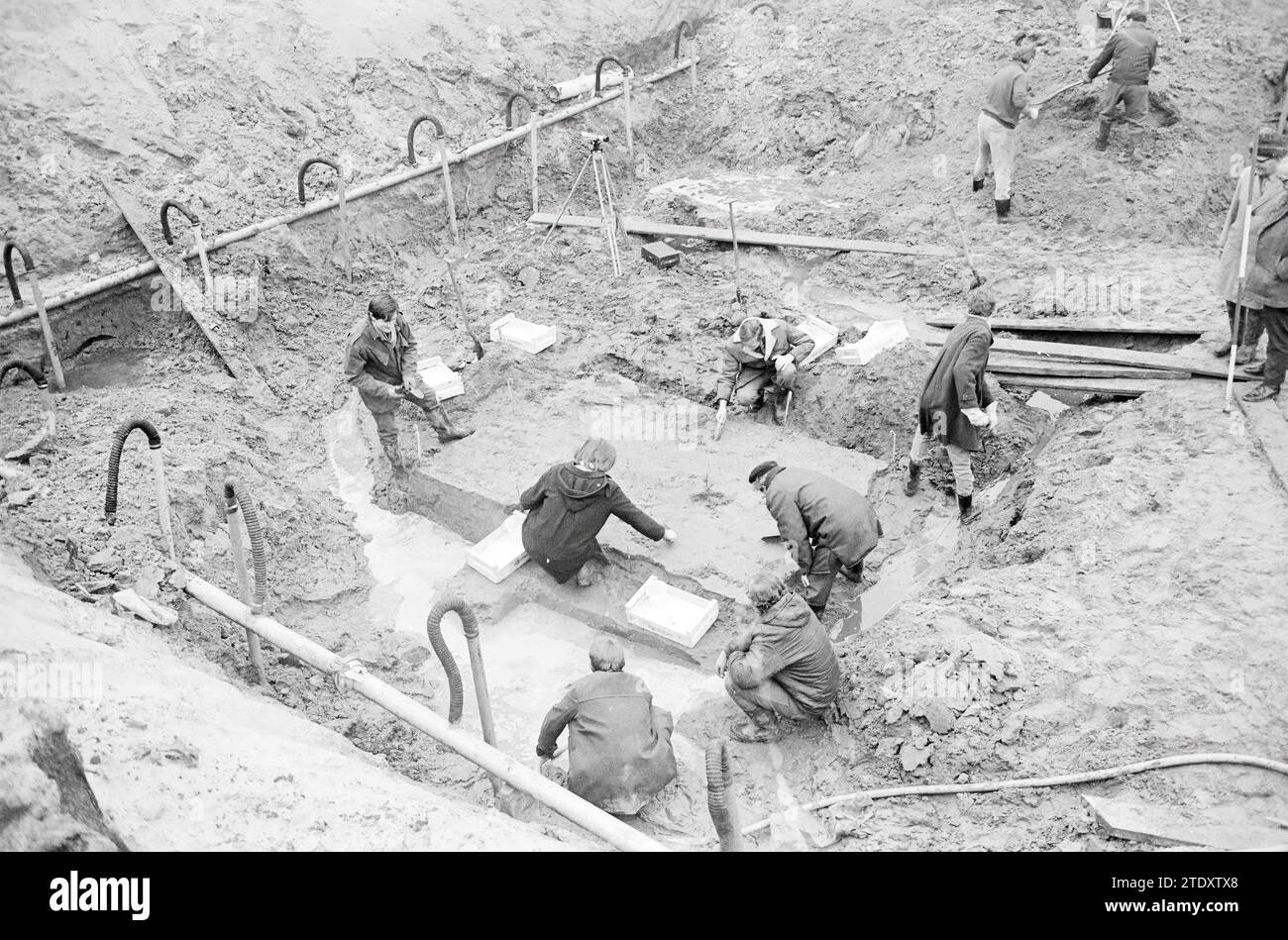 Fouilles période romaine IJmuiden, fouilles, Velsen-Zuid, Torenstraat, 19-12-1970, Whizgle nouvelles du passé, adaptées à l'avenir. Explorez les récits historiques, l'image de l'agence néerlandaise avec une perspective moderne, comblant le fossé entre les événements d'hier et les perspectives de demain. Un voyage intemporel façonnant les histoires qui façonnent notre avenir. Banque D'Images