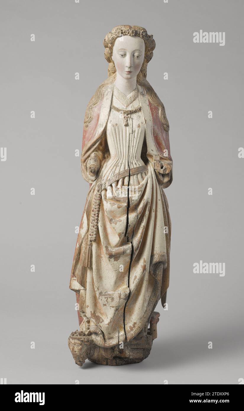 Sainte Catherine d'Alexandrie, Maître de Koudewater, c. 1470 Catharina est debout sur son attribut Keizer Maxentius, a le regard en diagonale vers le bas, garde la main gauche en dessous devant et la droite légèrement vers le bas. Sur les cheveux ondulés, qui tombent sur les épaules, un diadème, composé d'une bande avec des «pierres précieuses» et quelques rosettes. La robe, plissée sur le devant avec de la fourrure, qui est déposée au niveau du cou, ainsi que sur l'ourlet et les manches avec un bord de fourrure, est absorbée sous le bras gauche, de sorte qu'un deuxième tapis et la pointe de chaussure gauche deviennent visibles. Autour de l'agent une ceinture inclinée avec 'meta Banque D'Images