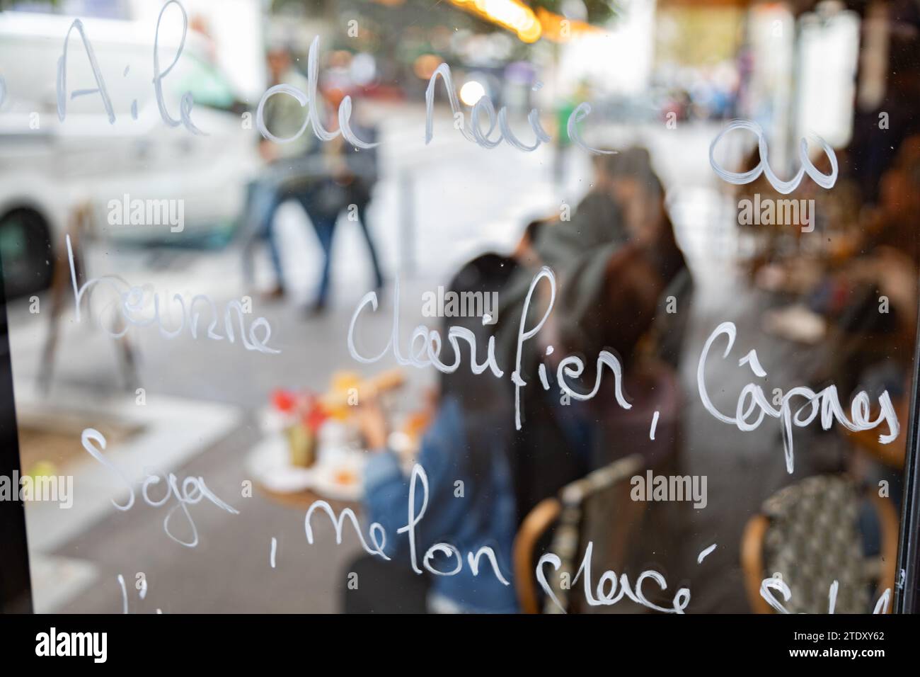 Les gens assis dans un café en plein air à Monmarttre, Paris, France Banque D'Images