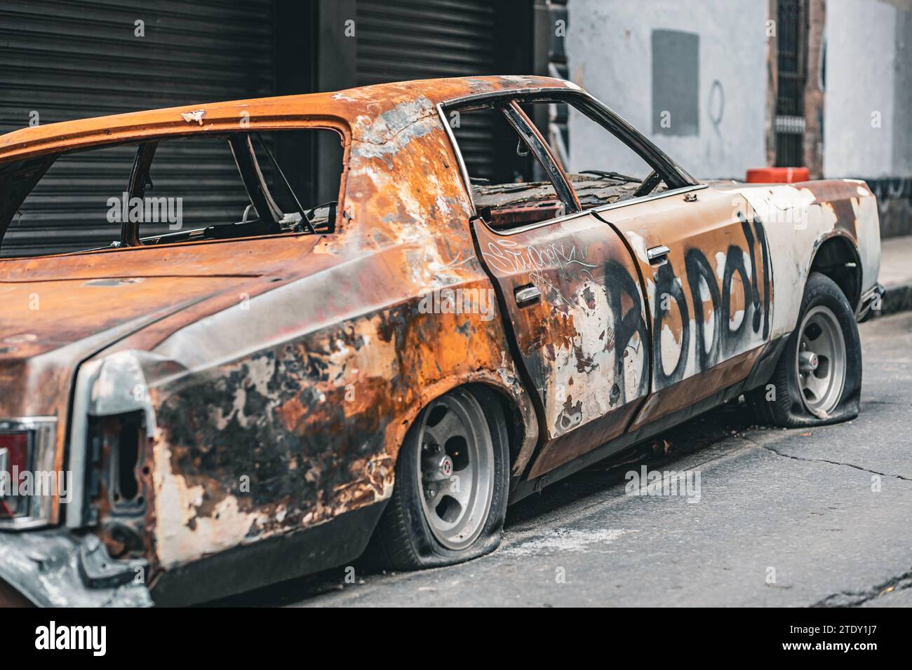 Classic american car Wreck, brûlé, rouillé, centre-ville historique Mexico, Mexique, 2023 Banque D'Images