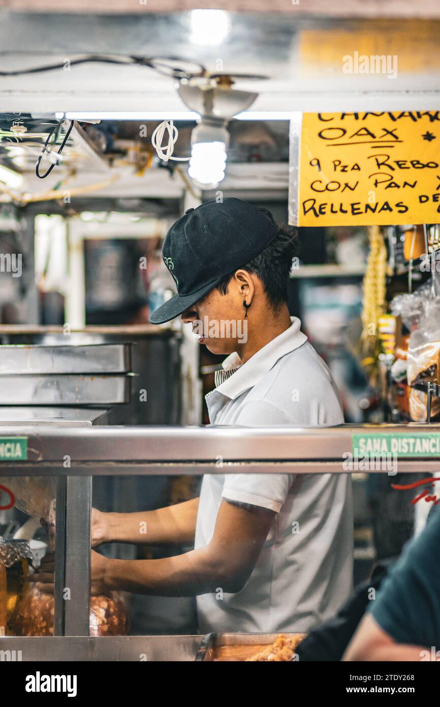 Jeune garçon travaillant dans la sandwicherie, centre-ville historique, Mexico, Mexique, 2023 Banque D'Images