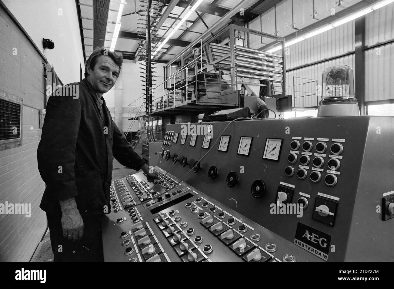Intérieur et extérieur Nouvelle imprimerie H.D. + presse rotative + stype, Haarlems Dagblad, etc. Et IJmuider courant et Koeri, 17-09-1973, Whizgle News from the Past, taillé pour le futur. Explorez les récits historiques, l'image de l'agence néerlandaise avec une perspective moderne, comblant le fossé entre les événements d'hier et les perspectives de demain. Un voyage intemporel façonnant les histoires qui façonnent notre avenir. Banque D'Images