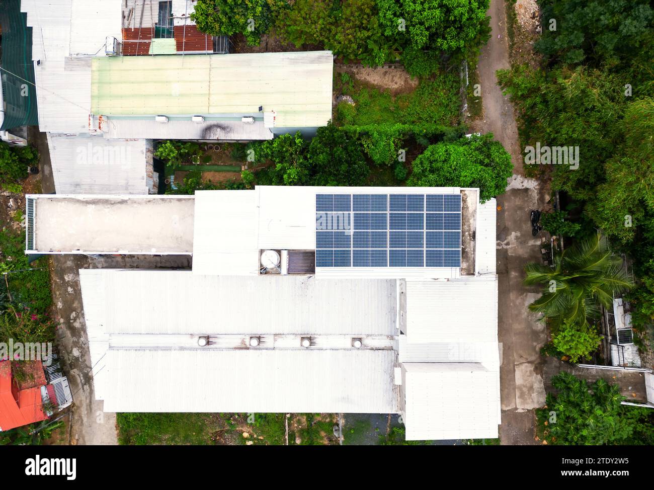 Panneaux solaires installés sur maison privée, vue drone. Banque D'Images