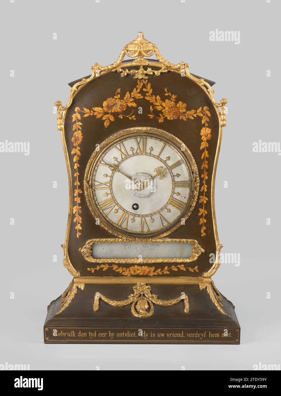 Haagse Klok, Pieter Visbach (II), c. 1800 horloge de table à percussion. Cadran de fer avec des chiffres en laiton. Signé : Pieter Visbach Hage. L'horloge est également marquée sur le dos dans le chemin. Armoire en fer, brun et or peint et avec l'inscription : utilisez le temps, avant qu'il ne s'échappe. Il n'expulse pas ton ami. Fer de la Haye (métal). laiton (alliage). étain (métal). chêne (bois). ébène (bois). Sciage de verre / forgeage / collage / gravure horloge de table avec percussion. Cadran de fer avec des chiffres en laiton. Signé : Pieter Visbach Hage. L'horloge est également marquée sur le dos dans le chemin. Armoire en fer, sourcil Banque D'Images