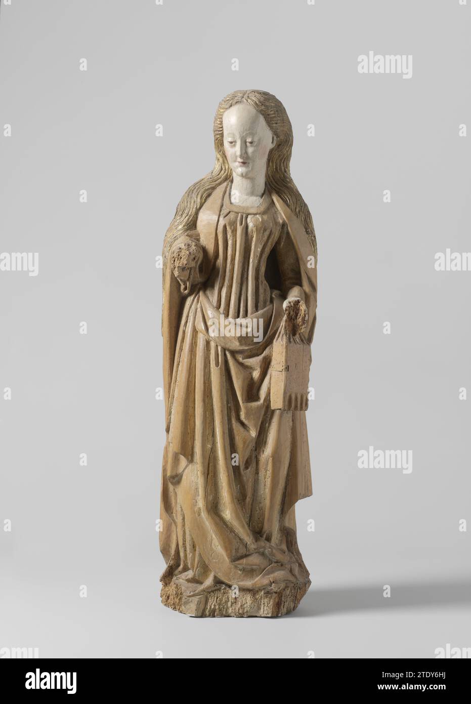 Sainte femelle, Maître de Koudewater (atelier de), c. 1470 - c. 1480 elle se tient sur un sol avec le genou gauche plié, a l'avant-bras droit en avant et tient un livre dans la main gauche (qui a été perdu). De la tête, qui est utilisée vers la gauche, les cheveux séparés tombent sur les épaules. Au-dessus d'un mince sous-cédement, qui apparaît au niveau du cou, une longue robe qui tombe sur l'ourlet du cou coupé en plis parallèles pour la poitrine et le milieu, mais il y a plus de cache derrière le manteau qui a été absorbé à gauche, à gauche, est absorbé sous les bras . Noyer du Brabant du Nord (bois dur) elle se tient sur un sol Banque D'Images