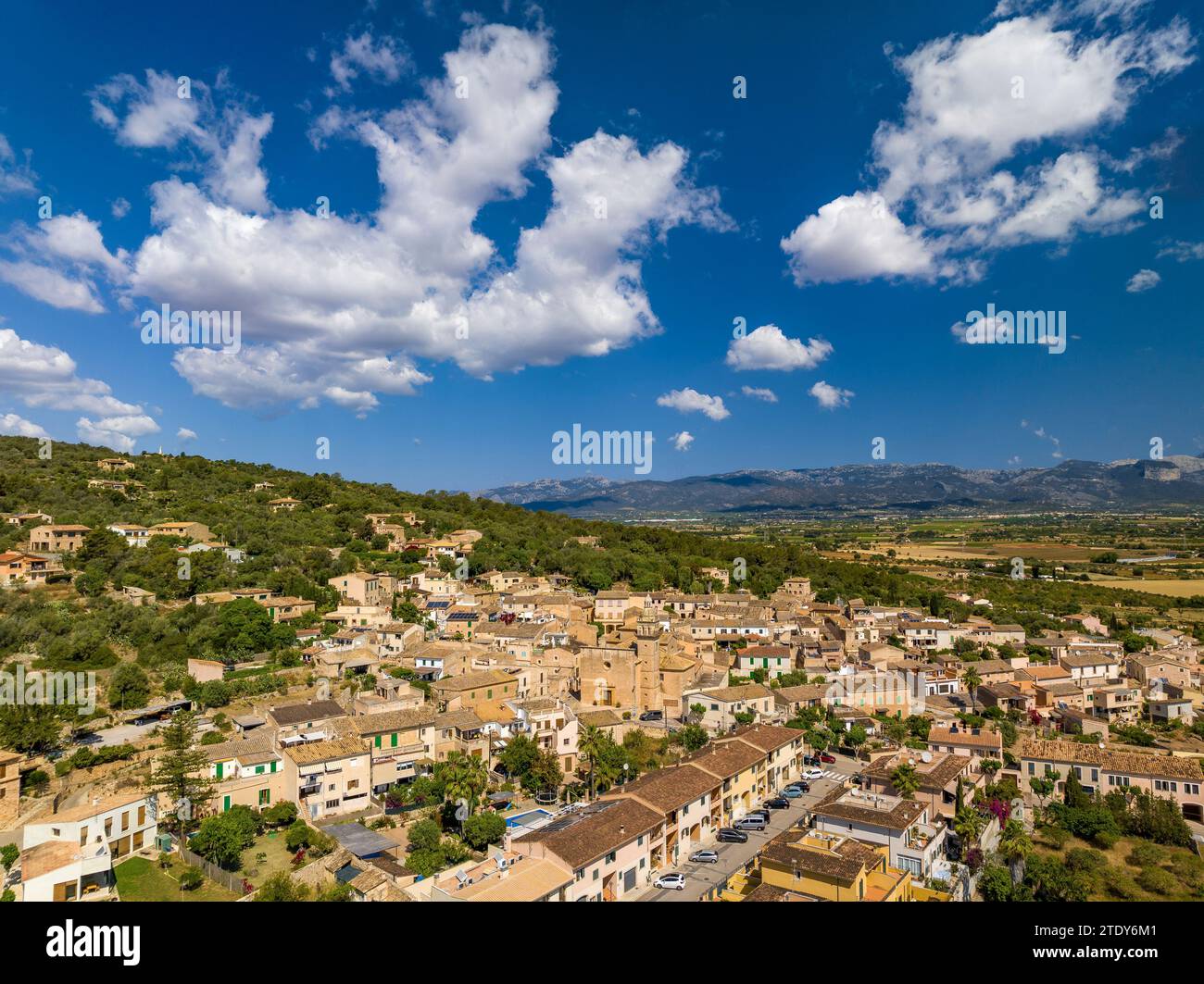 Vue aérienne de la ville de Santa Eugènia. En arrière-plan, la chaîne de montagnes de la Serra de Tramuntana (Majorque, Îles Baléares, Espagne) Banque D'Images