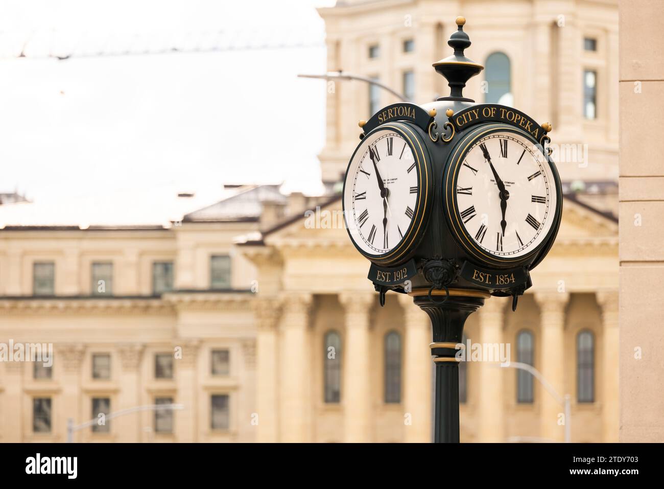 Topeka, Kansas, États-Unis - 17 juin 2023 : la lumière de l'après-midi brille sur une tour de l'horloge historique dans le centre-ville de Topeka. Banque D'Images