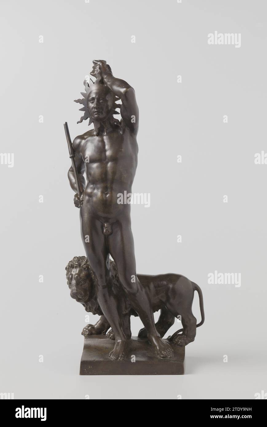 Sol (le Soleil), Johan Gregor van der Schardt, c. 1570 - c. 1581 de sa main gauche, sol tient un tuyau creux reposant sur sa tête. Avec sa main droite, qui repose sur sa hanche, il tient un bâton. Il se tient sur un large piédestal, surélevé à l'arrière. Le lion est sur cette partie surélevée. L'eau jadis pulvérisée hors de la bouche du lion, qui a été conduite à la bouche du piédestal par l'avant gauche. Probablement un canal traverse également la jambe droite de sol au tube de sa tête. Cela semble être fermé dans le piédestal. Neurenbergcaster : Neurenbergsculpteur : Italie bronze (métal) coulée avec sa main gauche, donc Banque D'Images