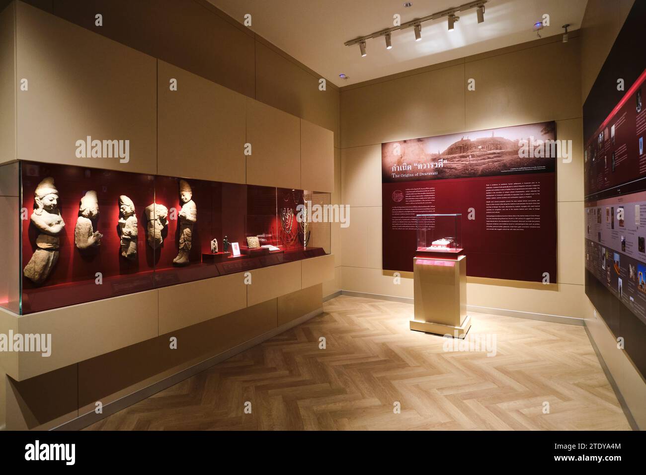 Une galerie présentant des artefacts archéologiques anciens et des sculptures sur pierre de figures religieuses. À l'intérieur d'une galerie au Maha Surasinghanat Building au Na Banque D'Images
