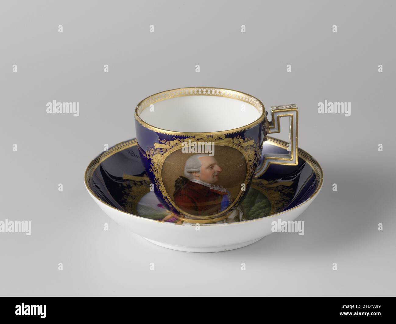 Tasse et soucoupe avec les portraits du comte Camillo Marcolini et de la baronne Maria Anna O'Kelly, Meissener Porzellan Manufaktur, c. 1790 Kop-en-Dish avec les portraits de Camillo Graaf Marcolini (1739-1814), directeur de l'usine de Meissen (1774-1814), et de son épouse Maria Anna Barones O'Kelly. Autour des médaillons rubans et guirlandes de fleurs. Sur le plat un médaillon avec un homme et une femme à un autel dans un paysage entouré de l'inscription : l'amitié nous unité. Flotter la porcelaine Kop-en-Dish avec les portraits de Camillo Graaf Marcolini (1739-1814), directeur de l'usine de Meissen (1774-1814), et Banque D'Images