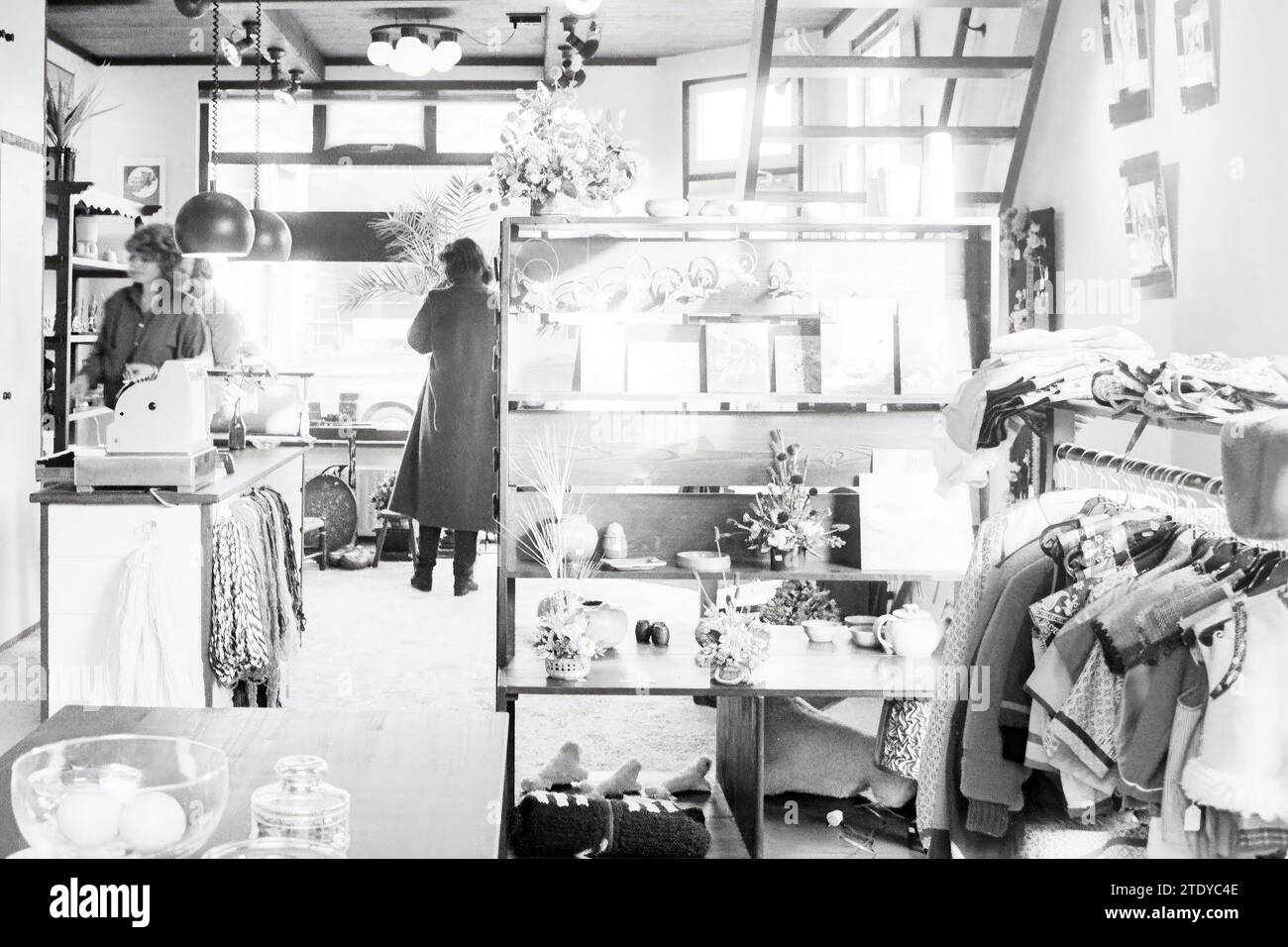 Ans et Hugo Dekker, boutique de produits d’art et d’artisanat, 22-11-1979, Whizgle News from the Past, taillé pour l’avenir. Explorez les récits historiques, l'image de l'agence néerlandaise avec une perspective moderne, comblant le fossé entre les événements d'hier et les perspectives de demain. Un voyage intemporel façonnant les histoires qui façonnent notre avenir. Banque D'Images