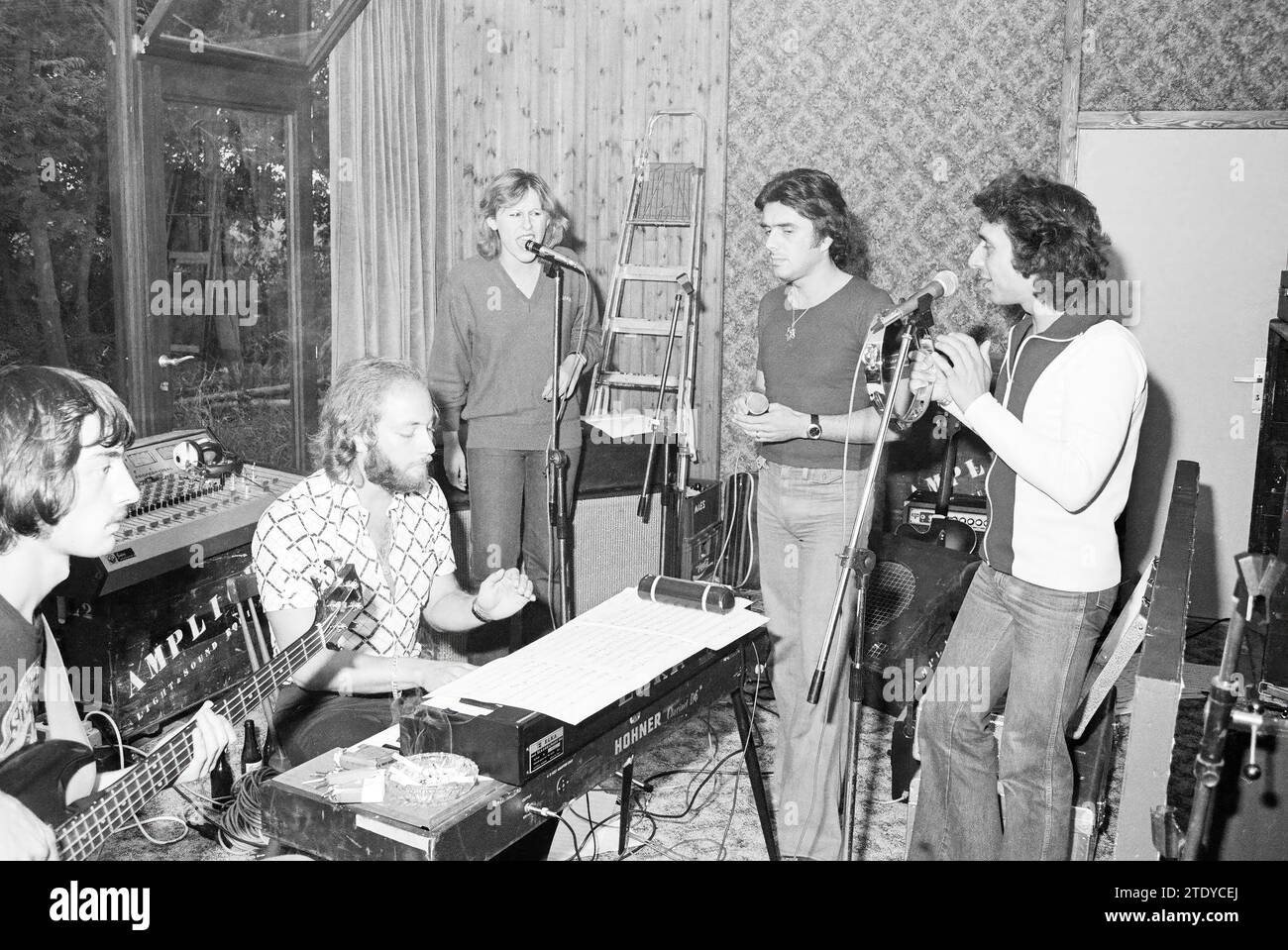 Groupe belge Trinity, musique, 14-08-1977, Whizgle News from the Past, taillé pour le futur. Explorez les récits historiques, l'image de l'agence néerlandaise avec une perspective moderne, comblant le fossé entre les événements d'hier et les perspectives de demain. Un voyage intemporel façonnant les histoires qui façonnent notre avenir. Banque D'Images