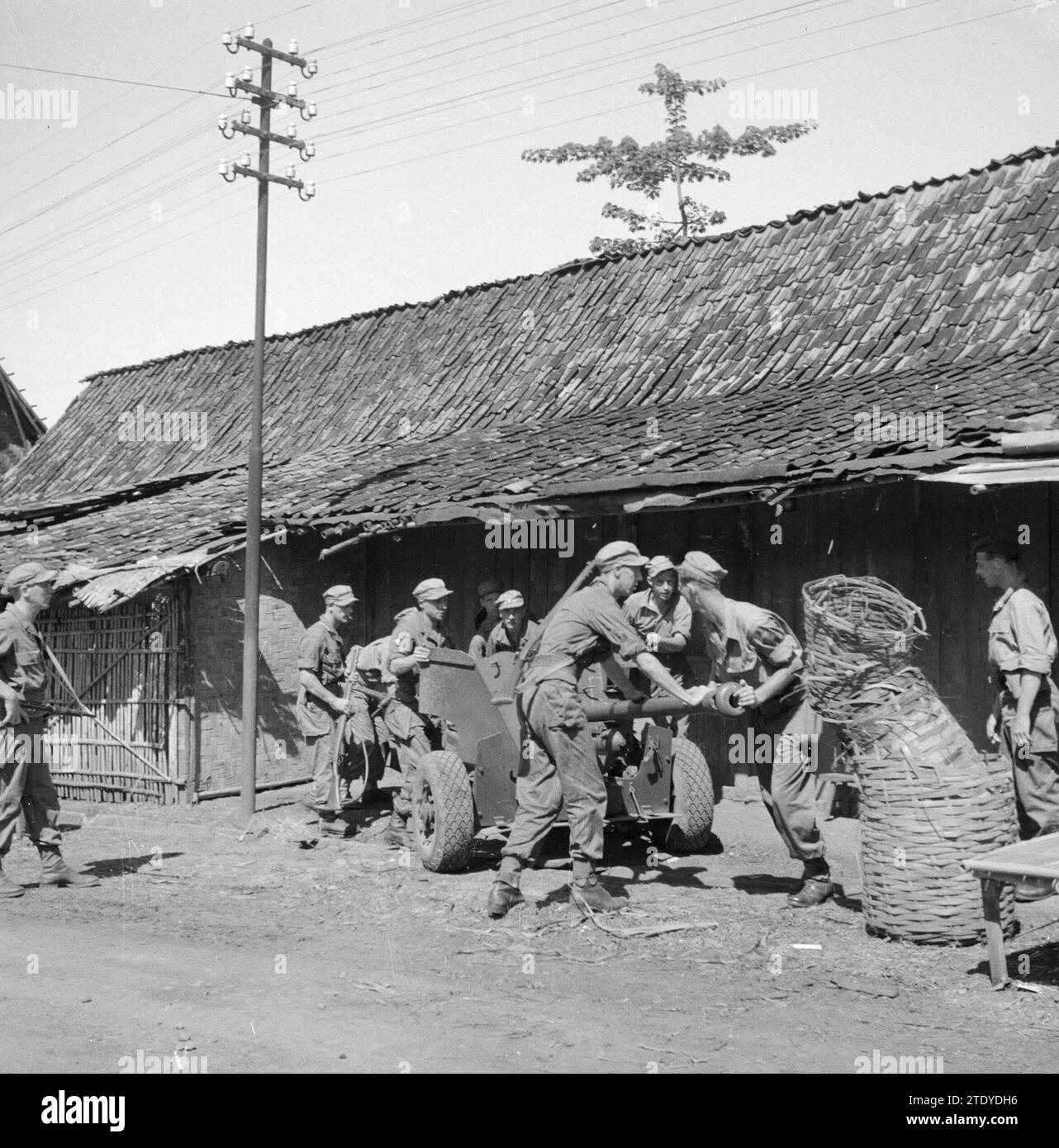Mise en place d'artillerie légère dans un kampong ca. Mars 1946 Banque D'Images