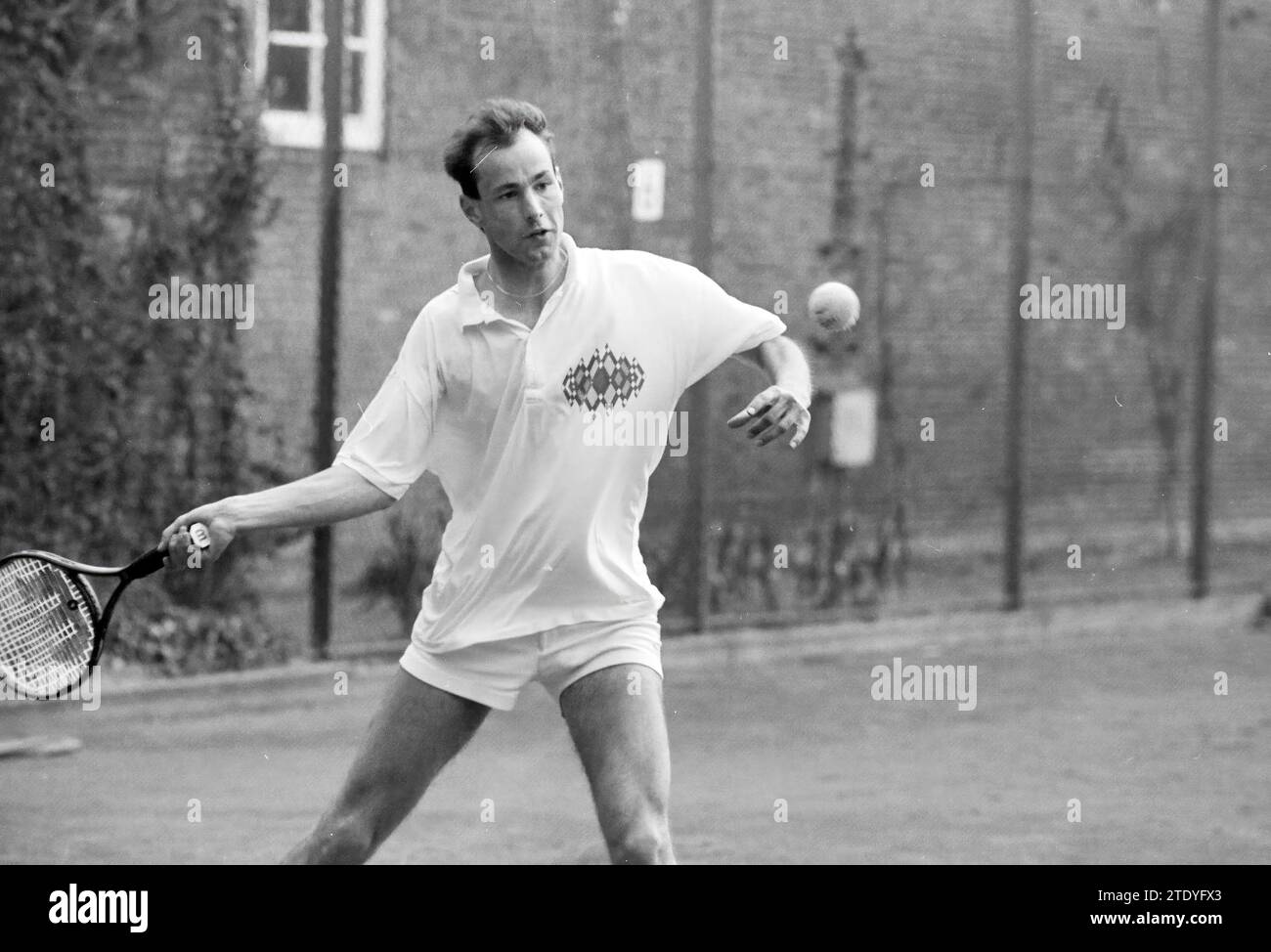 Début de la saison de tennis, H'stede, Heemstede, pays-Bas, 11-04-1992, Whizgle nouvelles du passé, adaptées à l'avenir. Explorez les récits historiques, l'image de l'agence néerlandaise avec une perspective moderne, comblant le fossé entre les événements d'hier et les perspectives de demain. Un voyage intemporel façonnant les histoires qui façonnent notre avenir. Banque D'Images