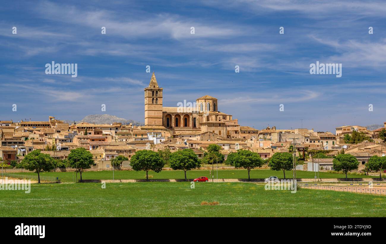 Église et ville de Sineu sur un midi de printemps (Majorque, Îles Baléares, Espagne) ESP : Iglesia y pueblo de Sineu en un Mediodía de primavera (Mallorca) Banque D'Images