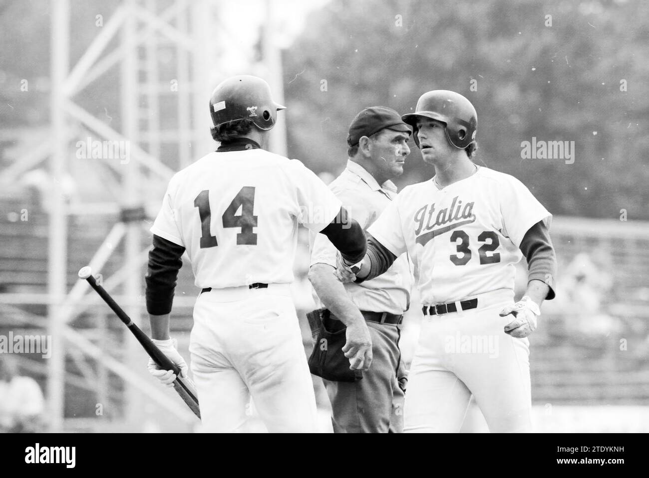 Manager Italie, Ambrossionie, Championnats du monde de baseball 1986, 21-07-1986, Whizgle News from the Past, taillé pour l'avenir. Explorez les récits historiques, l'image de l'agence néerlandaise avec une perspective moderne, comblant le fossé entre les événements d'hier et les perspectives de demain. Un voyage intemporel façonnant les histoires qui façonnent notre avenir. Banque D'Images