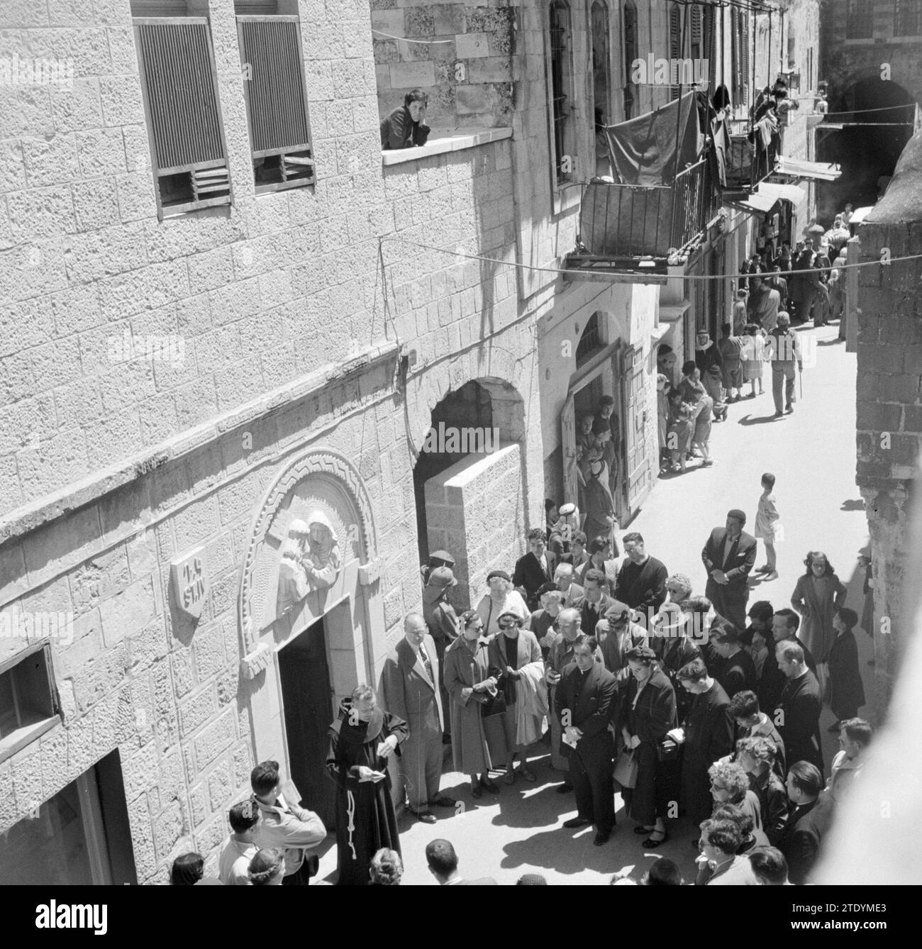 Pèlerins et touristes le Vendredi Saint dans la procession du cloître à Jérusalem ca. 1950-1955 Banque D'Images