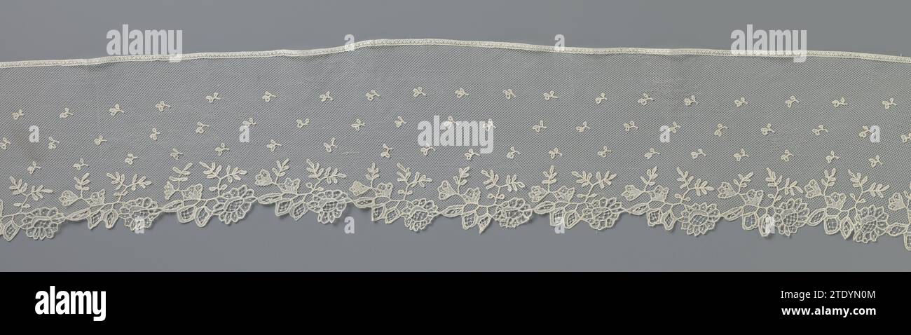 Bande côté application avec branche de fleur et de feuille de à-jour, anonyme, c. 1840 - c. 1850 bande de couleur naturelle côté application : côté aiguille appliqué sur tulle mécanique. Ce type de dentelle est également connu sous le nom de point d'Angleterre. Une petite feuille à trois rangées parsemée dans la section intérieure est fermée par des écumes inégales, formées par des branches minces reliées avec des fleurs travaillées à jour (ouvertes) et trois feuilles. Bruxelles (éventuellement) lin (matière) bande de couleur naturelle côté application : côté aiguille appliqué sur tulle mécanique. Ce type de dentelle est également connu sous le nom de point d'Anglet Banque D'Images
