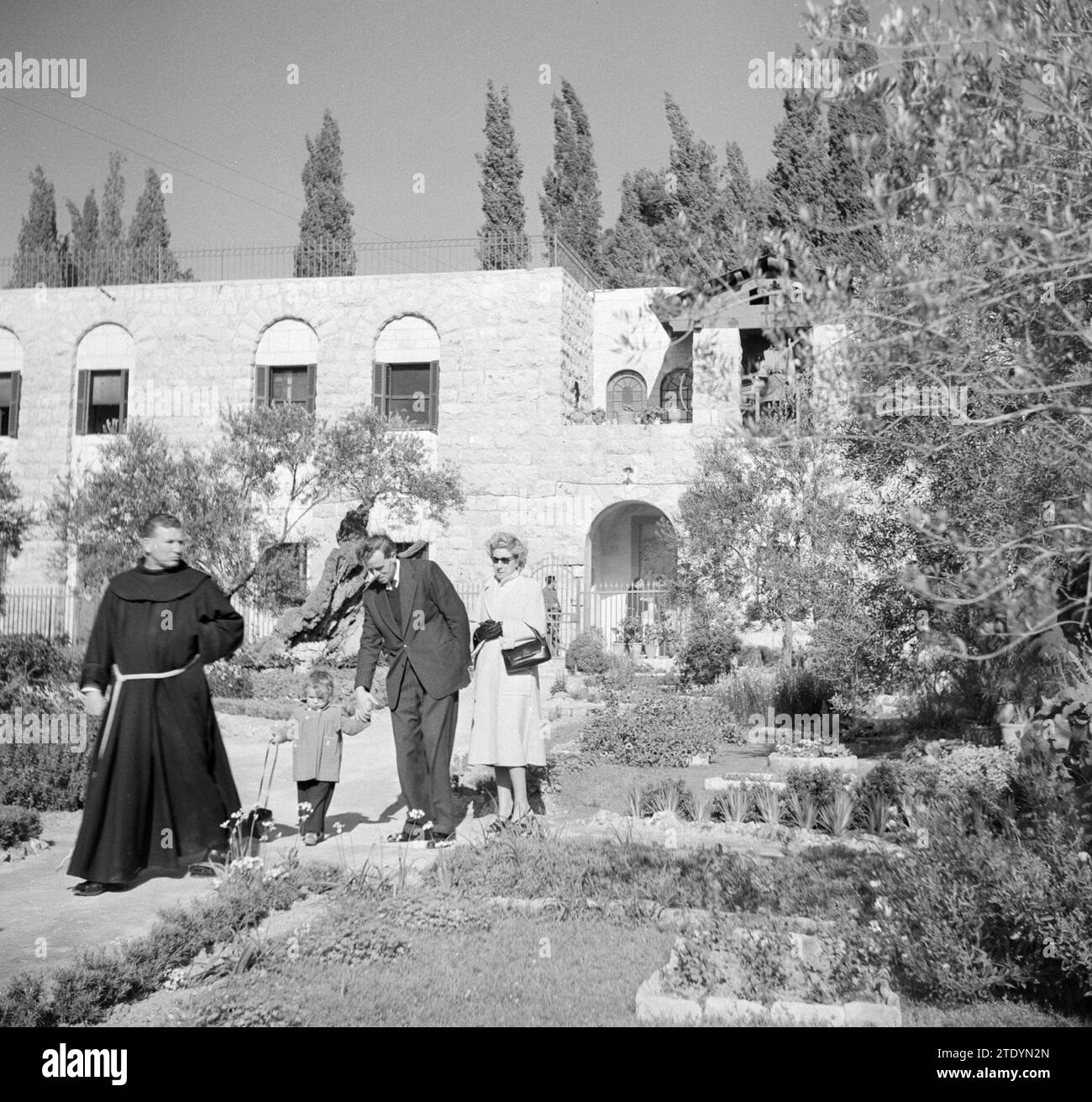 Moine et croyants dans le jardin de Gethsémani ca. 1950-1955 Banque D'Images
