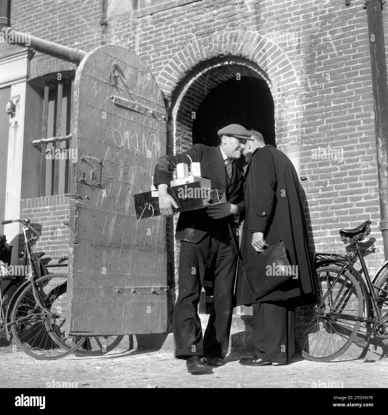 Dans l'Entrepotdok municipal d'Amsterdam, il y a des milliers de postes de radio qui ont été réquisitionnés par les Allemands à l'époque et qui sont maintenant rendus à leurs propriétaires légitimes. env. Octobre 1945 Banque D'Images