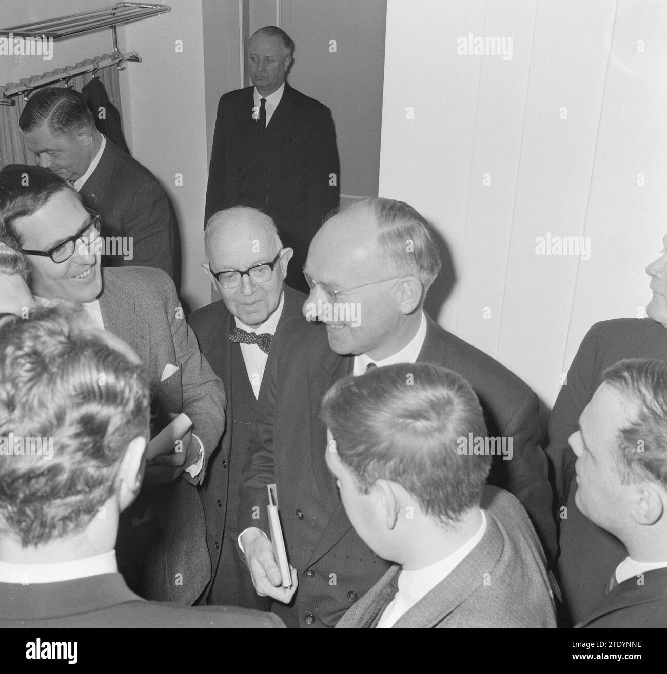 Le couvent principal à la Chambre des représentants, Prof. Vondeling après les discussions ca. 8 avril 1964 Banque D'Images