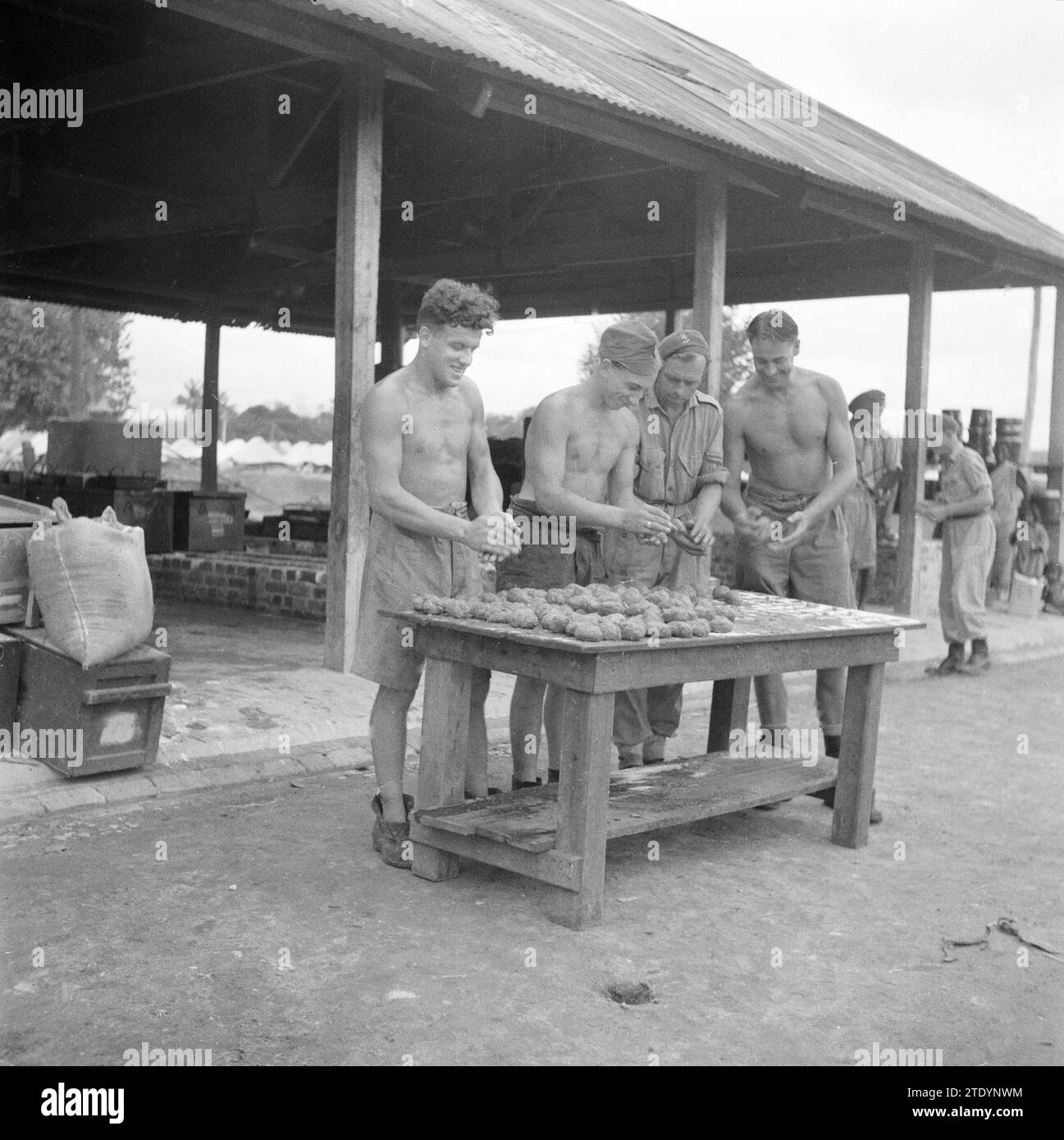 Boulettes de viande filantes au camp Tiger Lane près d'Ipoh ca. 13 mars 1946 Banque D'Images