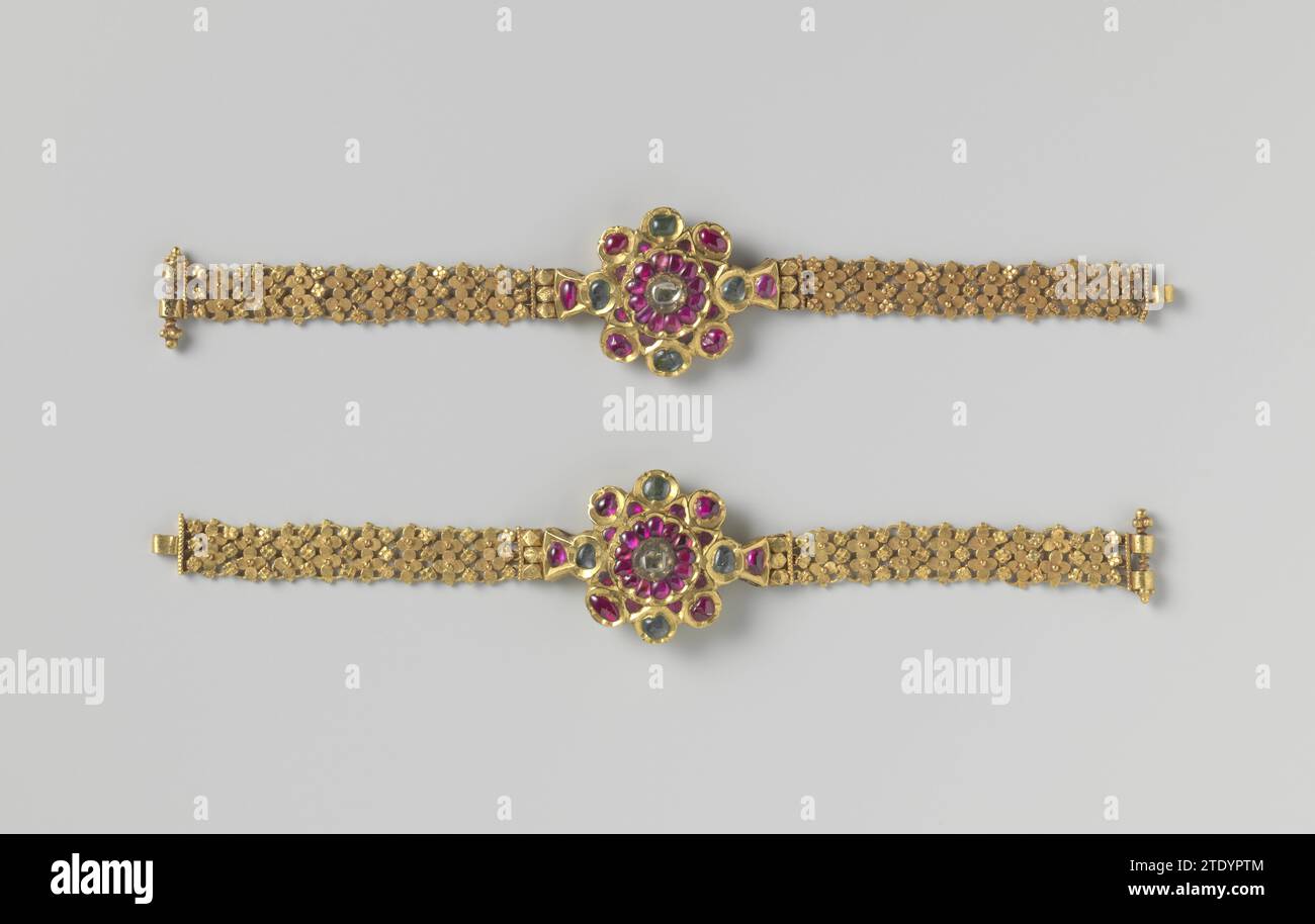 Paire de bracelets, anonyme, c. 1750 Quelques pneus de bras d'or. Composé d'une double rosette, avec des pierres rouges et vertes et des éclats de diamant incrustés. De chaque côté de la rosette un pneu de maillons plats en forme de fleurs. Or Surat (métal). Diamant (minéral) quelques pneus de bras supérieur d'or. Composé d'une double rosette, avec des pierres rouges et vertes et des éclats de diamant incrustés. De chaque côté de la rosette un pneu de maillons plats en forme de fleurs. Or Surat (métal). diamant (minéral) Banque D'Images