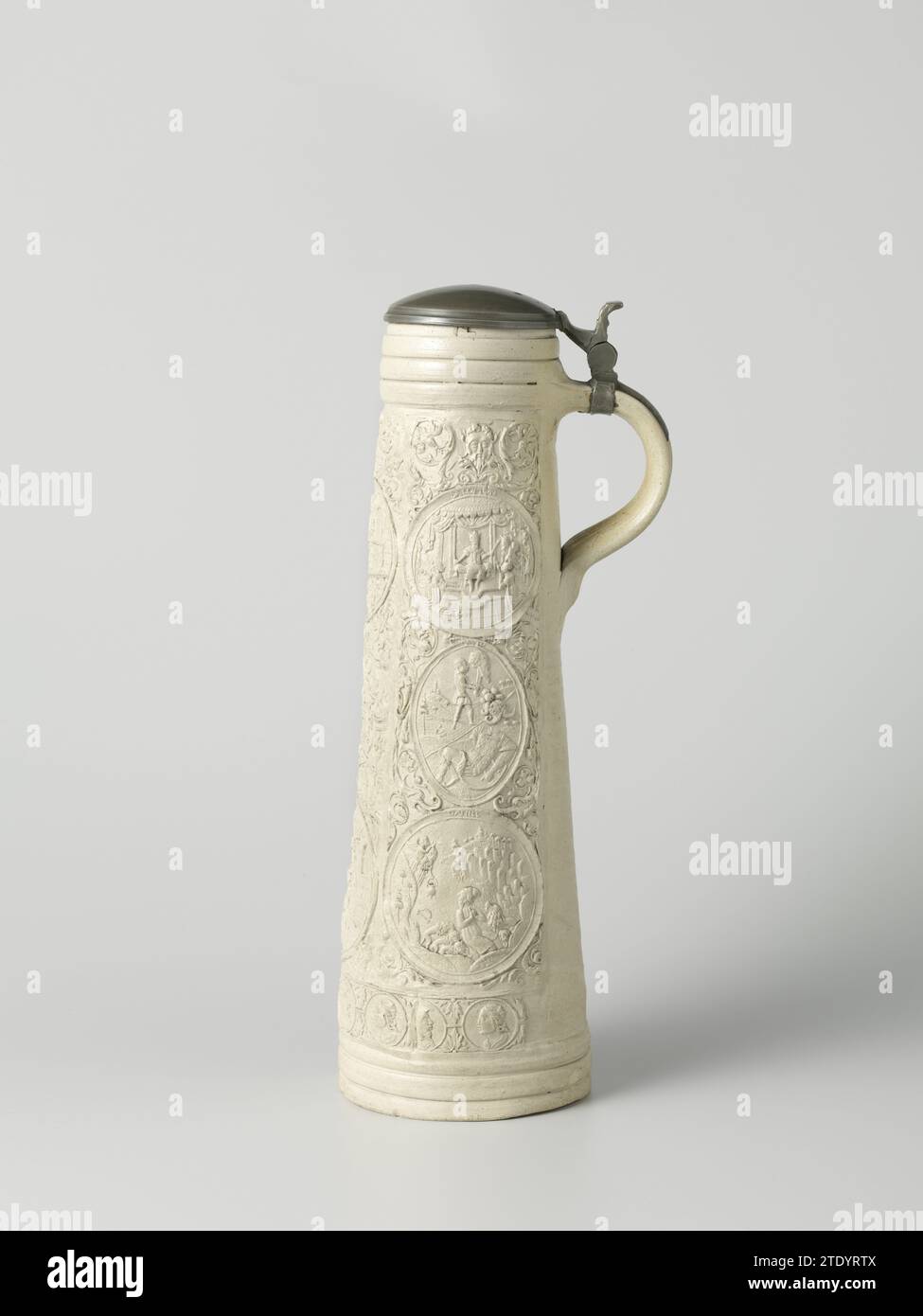 Tankard (schnelle) avec scènes bibliques, F. Track (attribué à l'atelier de), c. 1559 - c. 1570 Jug (schnelle) en grès avec corps cylindrique, conique et oreille en forme de C. Profils sous le bord et au-dessus du pied. Sur le corps en relief trois fois une boîte allongée imprimée et imposée avec des représentations bibliques. Les deux sujets extérieurs avec trois médaillons avec une performance de Salomon, David et Daniel, entourés de vignes fleuries et de grotesken. Le sujet du milieu avec la présentation du Christ et du Doornenkring avec un cartouche avec la date '1559' entre les deux. Tout cela est entouré Banque D'Images