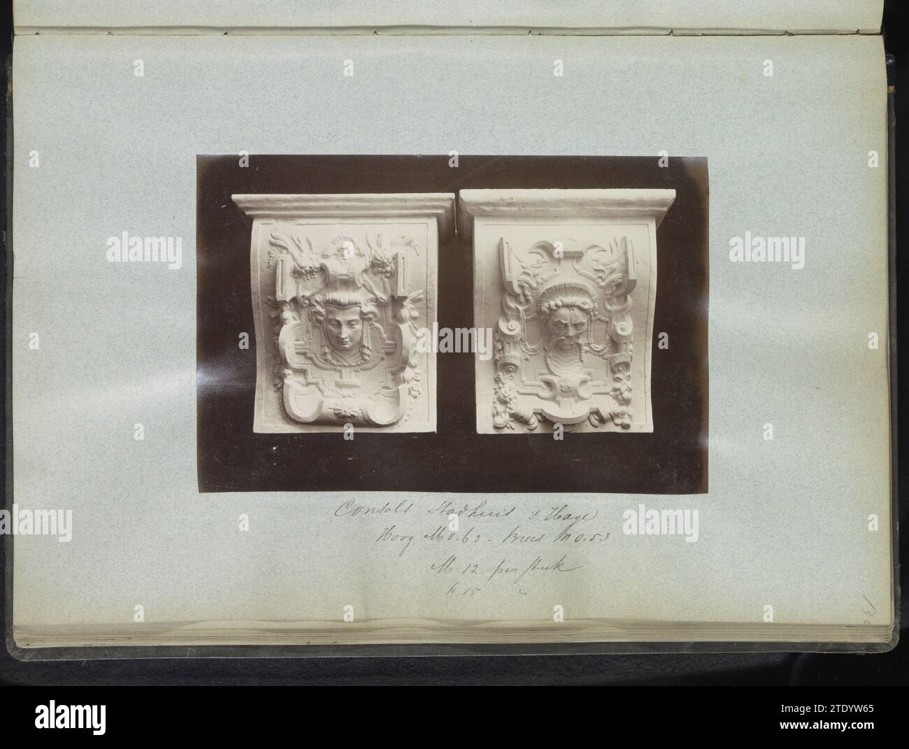 Deux moulages en plâtre de consoles, anonyme, c. 1875 - 1900 papier. papier support photographique pour impression à base d'albumine. tirage photographique à l'albumine sur support Banque D'Images