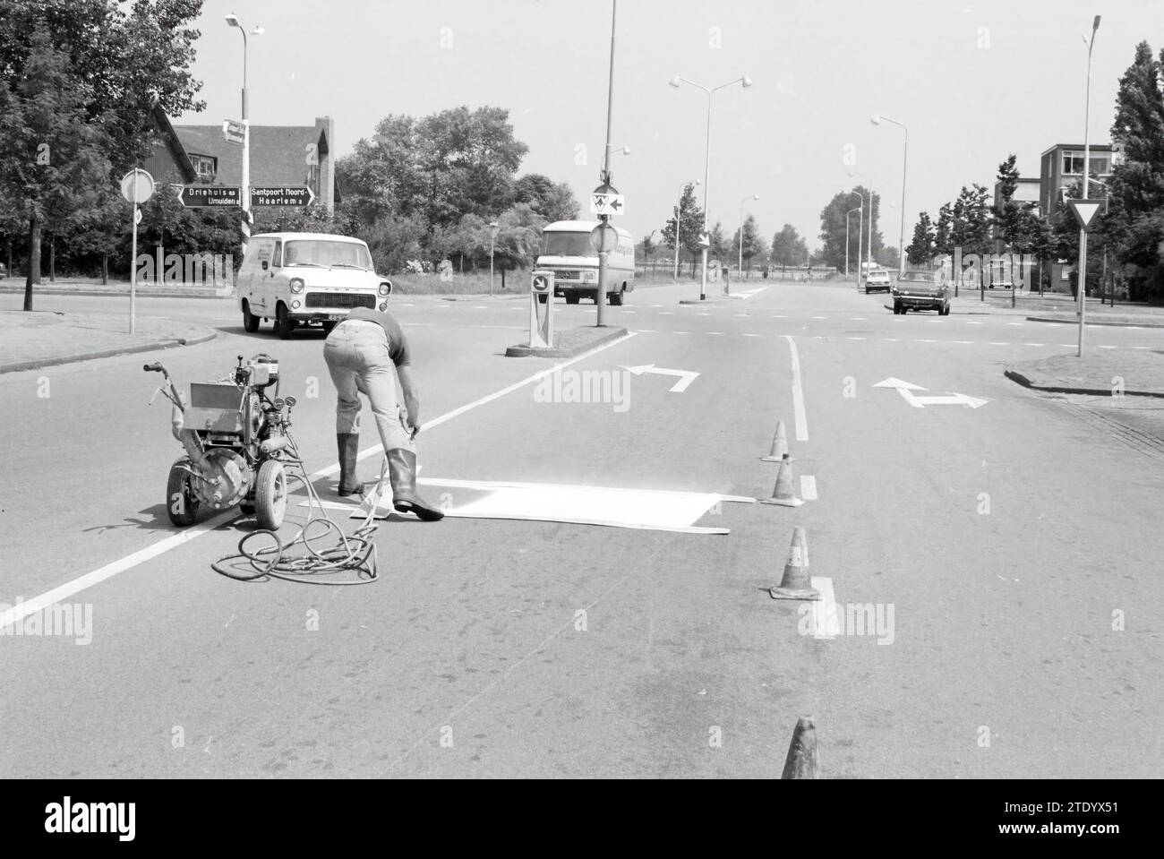 Peinture de la surface de la route à l'intersection Hagelingerweg - Santpoortse Dreef, Santpoort-Noord, Hagelingerweg, 05-07-1979, Whizgle nouvelles du passé, sur mesure pour l'avenir. Explorez les récits historiques, l'image de l'agence néerlandaise avec une perspective moderne, comblant le fossé entre les événements d'hier et les perspectives de demain. Un voyage intemporel façonnant les histoires qui façonnent notre avenir. Banque D'Images