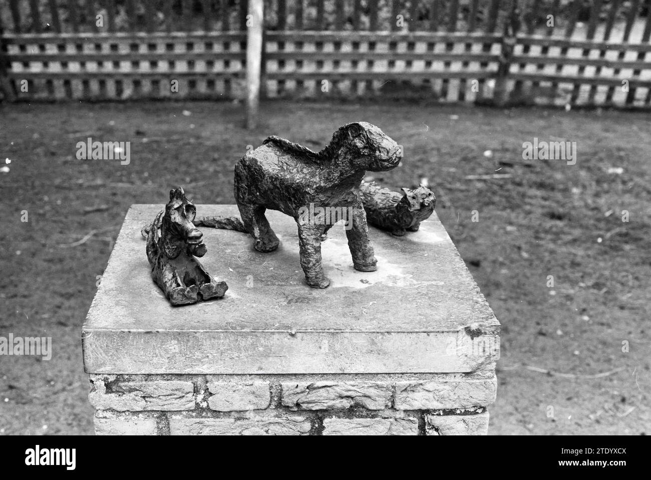 3 figurines animales dans un zoo pour enfants, 00-07-1988, Whizgle News from the Past, taillées pour l'avenir. Explorez les récits historiques, l'image de l'agence néerlandaise avec une perspective moderne, comblant le fossé entre les événements d'hier et les perspectives de demain. Un voyage intemporel façonnant les histoires qui façonnent notre avenir. Banque D'Images
